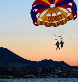 Parasailing in Taupo